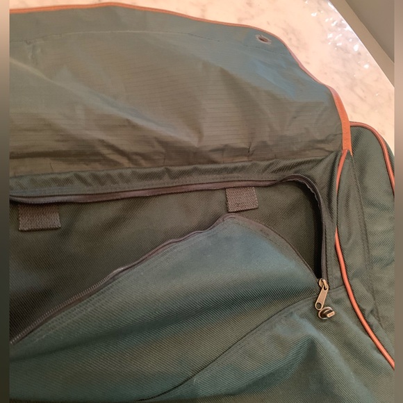 Vintage Eddie Bauer soft suitcase in classic forest green with tan leather trim - Picture 12 of 15